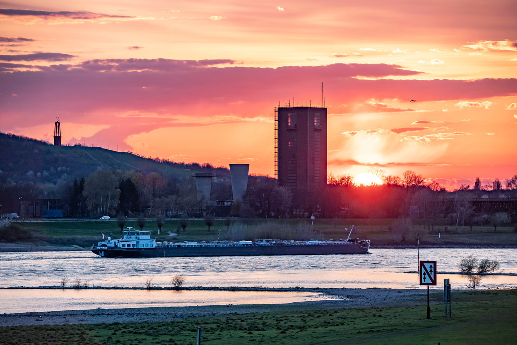 JT-210413 | Frachtschiff auf dem Rhein bei Duisburg-Beeckerwerth, Halde Rheinpreussen in Moers, Haldenzeichen Das Geleucht, Förderturm der ehemalige Zeche Rheinpreußen Schacht VIII, Duisburg, NRW, Deutschland  - Realisiert mit Pictrs.com