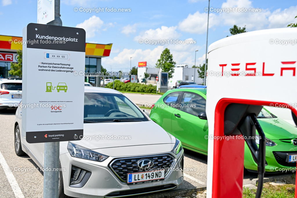 Frunpark Asten_ Parkplatz_ 07.06.2024-7 | 07.06.2024, Asten, AUT, Frunpark, Gewerbegebiet, im Bild Einkausfzentrum, Fachmarktzentrum, Parkplatz, Parkordnung, Schilder, Einfahrt, Drohne