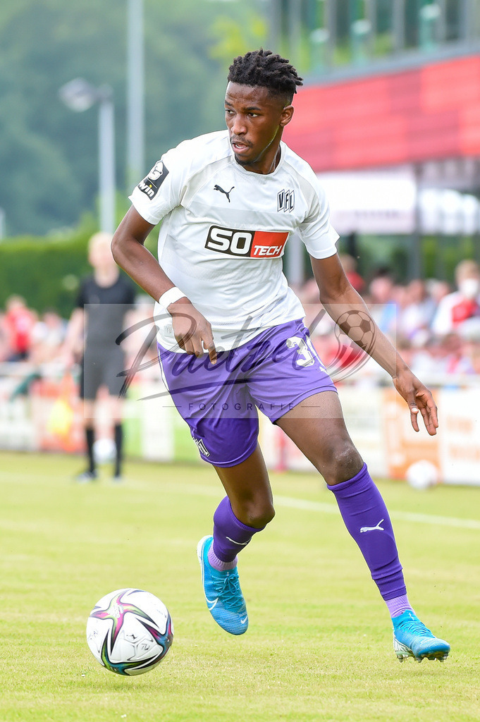 BSBOSN_20210626_0096 | Fussball, Herren: Hakim Traore (VfL Osnabrueck) in Aktion, am Ball, Einzelaktion beim Testspiel zwischen TuS Bersenbrueck und VfL Osnabrueck im Hasestadion am 26.06.2021 in Bersenbrueck, Deutschland. - Realisiert mit Pictrs.com