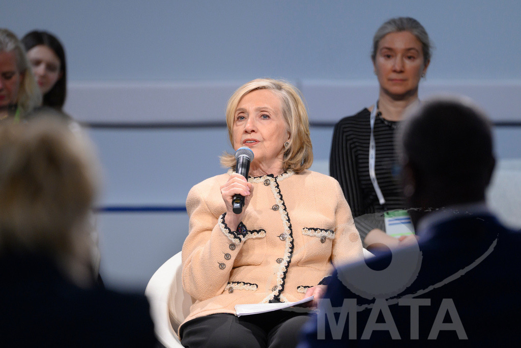 _DWI5059 | Die US-Politikerin Hillary Clinton auf der Veranstaltung Girls Just Want to Have Fundamental Rights: Fighting the Global Pushback im Rahmen der Münchner Sicherheitskonferenz 2026. München, 14.02.2026 Bayern Deutschland - Realisiert mit Pictrs.com