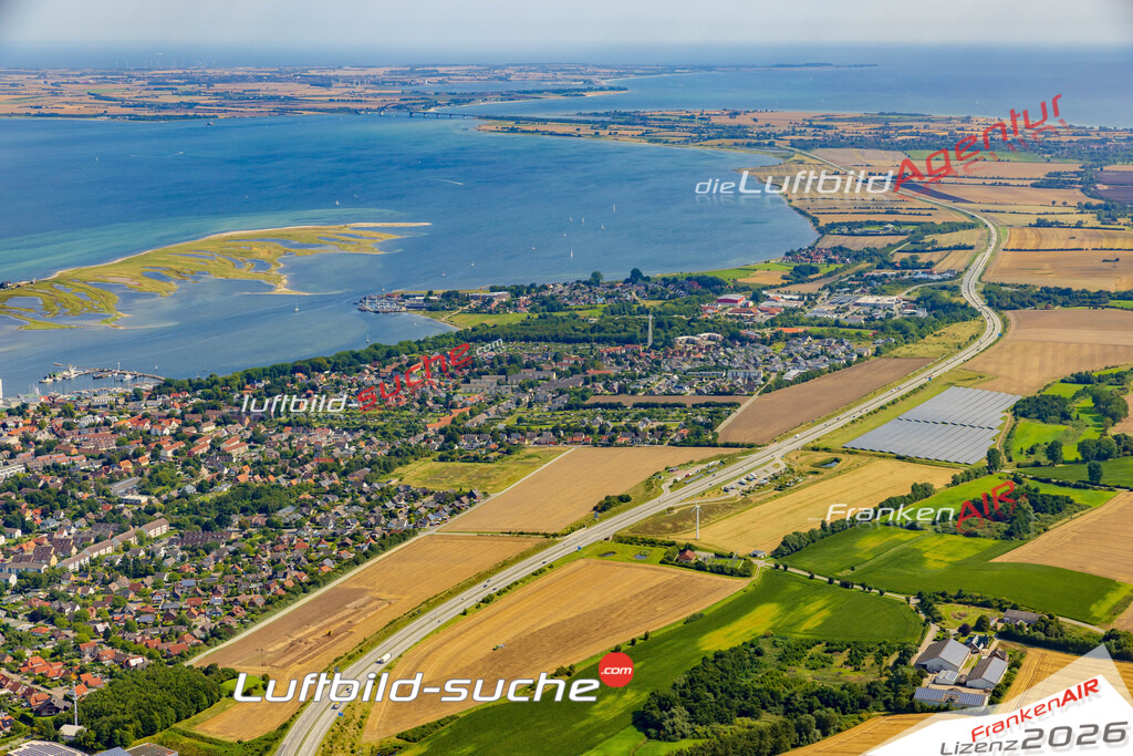 Bild der Stadt Heiligenhafen - Die Luftaufnahme wurde 2025 vom UL-Flugzeug heraus erstellt ( keine Drohne ) - Hochauflösende Luftaufnahme - für professionelle Ausdrucke geeignet. Die Geschenkidee !Hier alle&nbsp;Infos zur Lizenzierung der LuftaufnahmeWir fliegen auch dieses Jahr wieder in Ihre Region um Luftbilder zu erstellen.- Luftbild anfragen