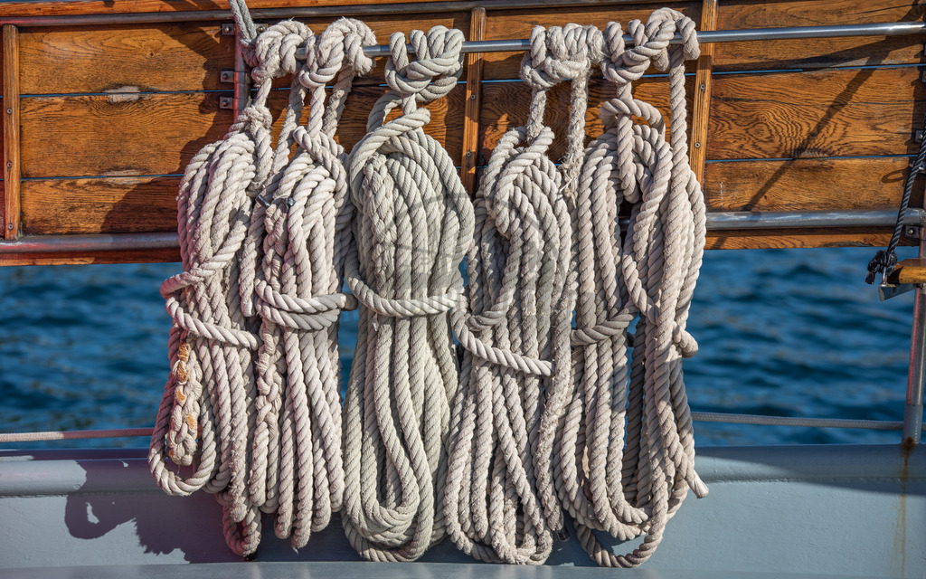 Seile Knoten Schiff Ostsee | Exklusive Hamburg collagen, tolle Segelbilder und viele weitere tolle Motive auf Leinwand, Poster, Alu-Dibond, u.v.m. findet Ihr bei uns auf hamburgbild.de. Findet Euer Wandbild für Euer Zuhause, Büro oder die  Praxis…. - Realisiert mit Pictrs.com