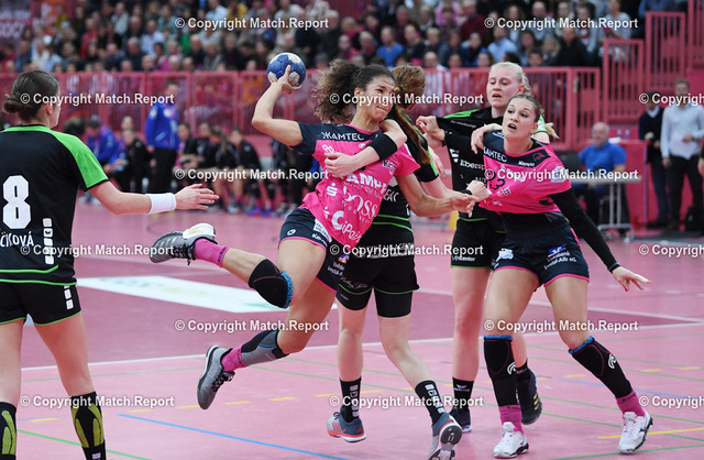 Handball 1. Bundesliga Frauen 18/19: TuS Metzingen - TV Nellingen | Handball 1. Bundesliga Frauen 2018/2019 TuS Metzingen in der Paul Horn Arena TuebingenTUSSIES Metzingen - TV Nellingen        26.12.2018Delaila Amega (2.v.li, TUSSIES Metzingen) gegen Roxana Alina Ioneac Joldes (Mitte, TV Nellingen) und Sarka Marcikova (li, TV Nellingen) sowie Vivien Jaeger (2.v.re, TV Nellingen) und beobachtet von Julia Behnke (re, TUSSIES Metzingen) FOTO: ULMER PressebildagenturxxNOxMODELxRELEASExx
