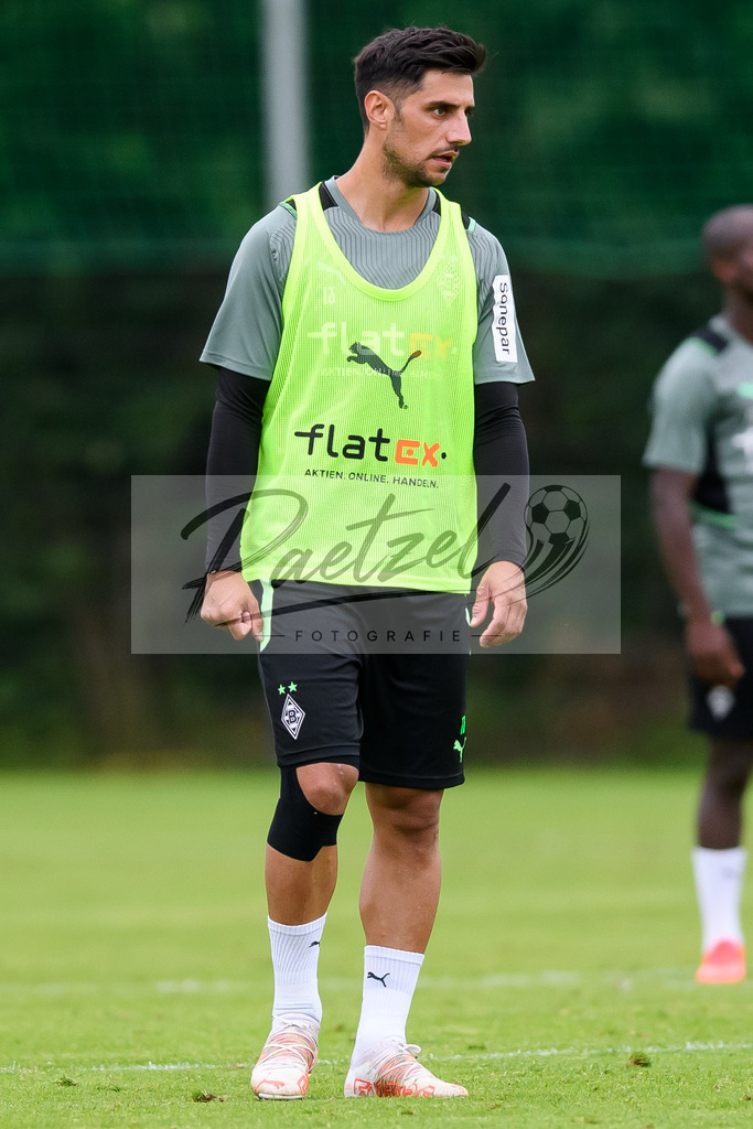 TRABMG20210719_071 | Fussball, Herren: Lars Stindl (Borussia Moenchengladbach) schaut beim Training von Borussia Moenchengladbach waehrend des Trainingslagers auf dem Trainingsplatz am Hotel Klosterpforte am 19.07.2021 in Harsewinkel, Deutschland. - Realisiert mit Pictrs.com