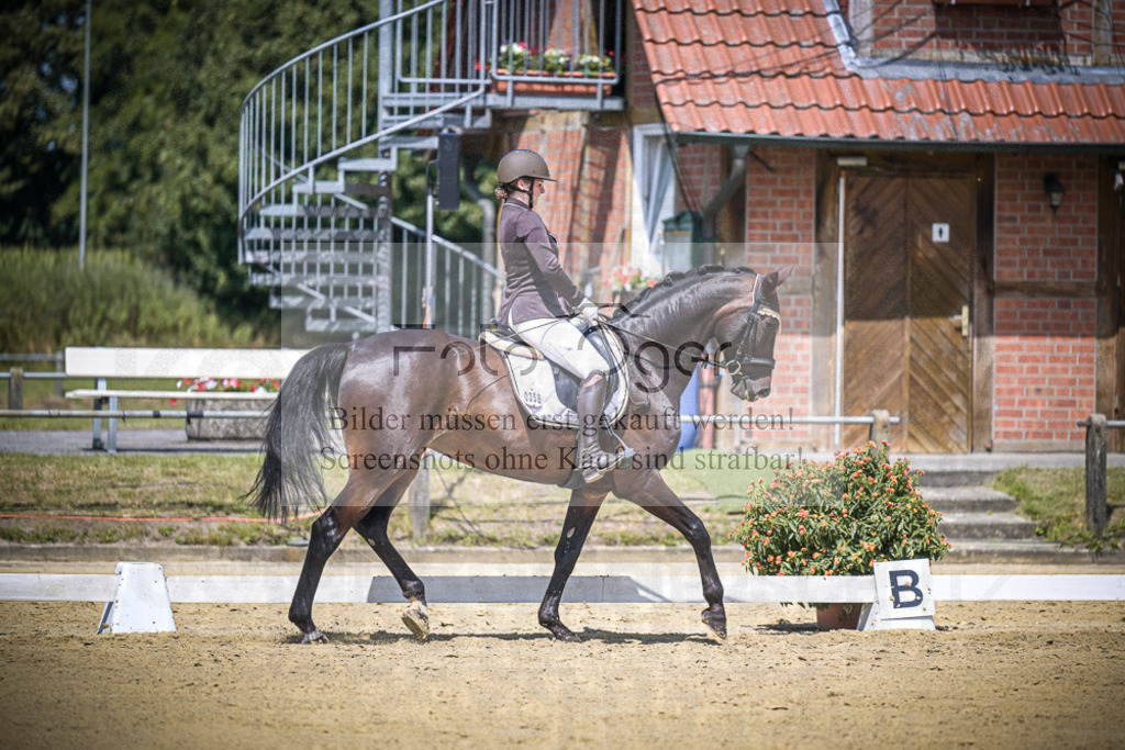 DOS_4140 | Entdecke hochwertige Reitturnierfotos von Foto Oger. Professionell, emotional und authentisch – jetzt Lieblingsmomente im Shop bestellen.Deutschlandweite Turnierfotografie. - Realisiert mit Pictrs.com