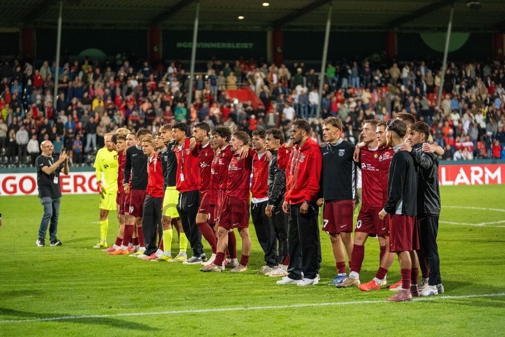SG Sonnenhof Großaspach vs. Arminia Bielefeld, Fussball, DFB-Pokal, 1. Runde, 22.08.2026 | Team in der Kurve nach dem Spiel,SG Sonnenhof Großaspach vs. Arminia Bielefeld, Fussball, DFB-Pokal, 1. Runde, 22.08.2026,DFB regulations prohibit any use of photographs as image sequences and/or quasi-video