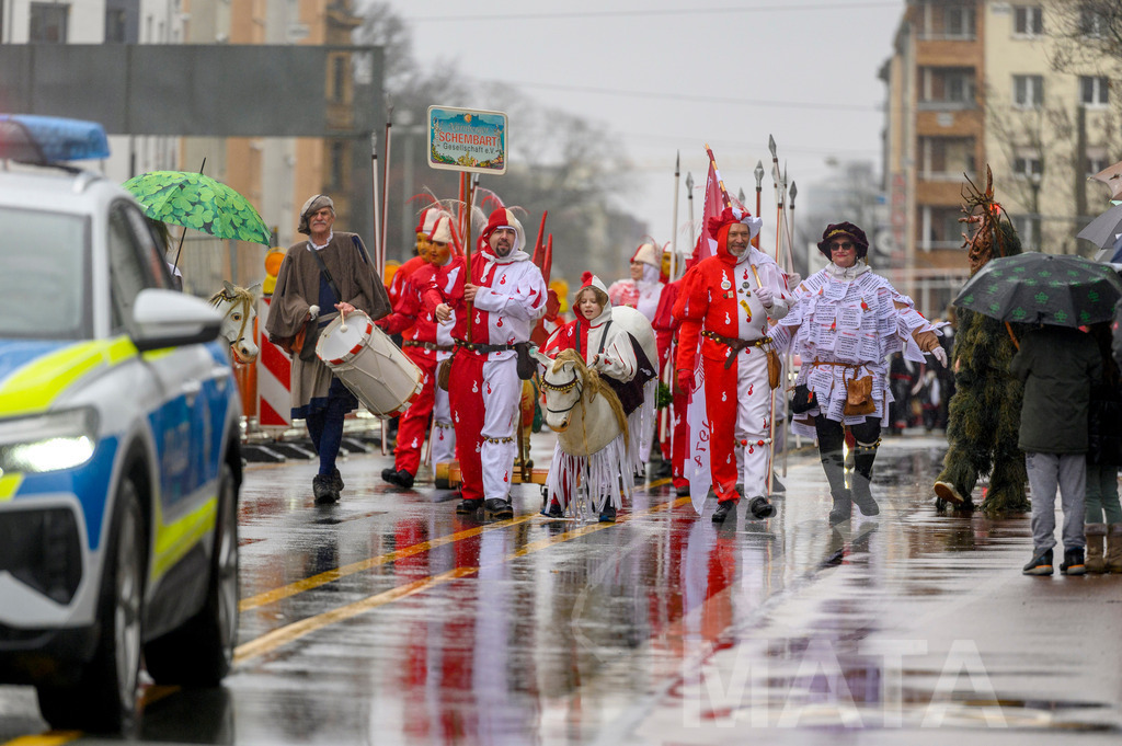 _DWA2310 | Trotz Nieselregen schlängelte sich der „Gaudiwurm“ am Sonntag durch die Nürnberger Innenstadt an tausenden Faschingsfans vorbei.  Nürnberg, 11.02.2024 - Realisiert mit Pictrs.com