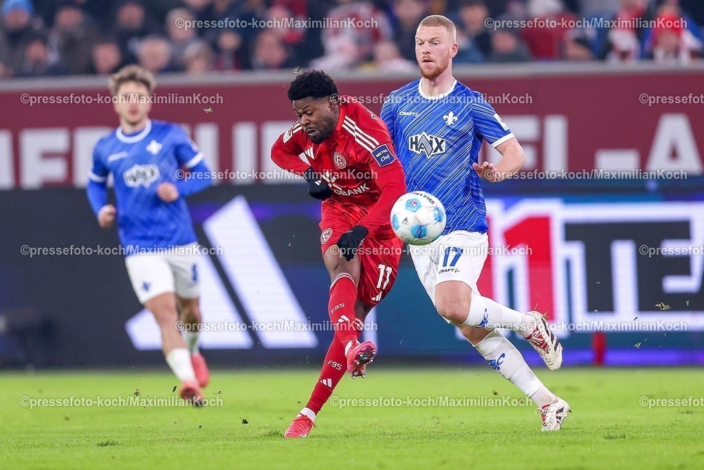 Due17012501022 | 17.01.2025, Fußball, Fortuna Düsseldorf - SV Darmstadt 98, 2.. Fußball Bundesliga, 18. Spieltag, Merkur Spiel-Arena, Saison 2024 2025: Felix Klaus (Fortuna Düsseldorf #11) im Zweikampf gegen Kai Klefisch (SV Darmstadt #17)DFB regulations prohibit any use of photographs as image sequences and or quasi-video.