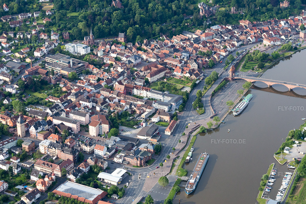 Luftbild: Altstadtbereich und Innenstadtzentrum in Miltenberg im Bundesland Bayern in Deutschland. Foto: IMG_089624.jpg vom 11.06.2016 durch Werner Riehm/FLY-FOTO.de