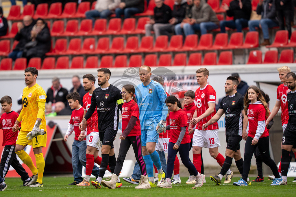 Kickers Offenbach vs. SG Sonnenhof Grossaspach, Fussball, Regionalliga Suedwest, 24. Spieltag, 14.03.2026 | SG Sonnenhof Grossaspach laeuft ein,Kickers Offenbach vs. SG Sonnenhof Grossaspach, Fussball, Regionalliga Suedwest, 24. Spieltag, 14.03.2026Foto: photosbyphips/Philip Ziegler