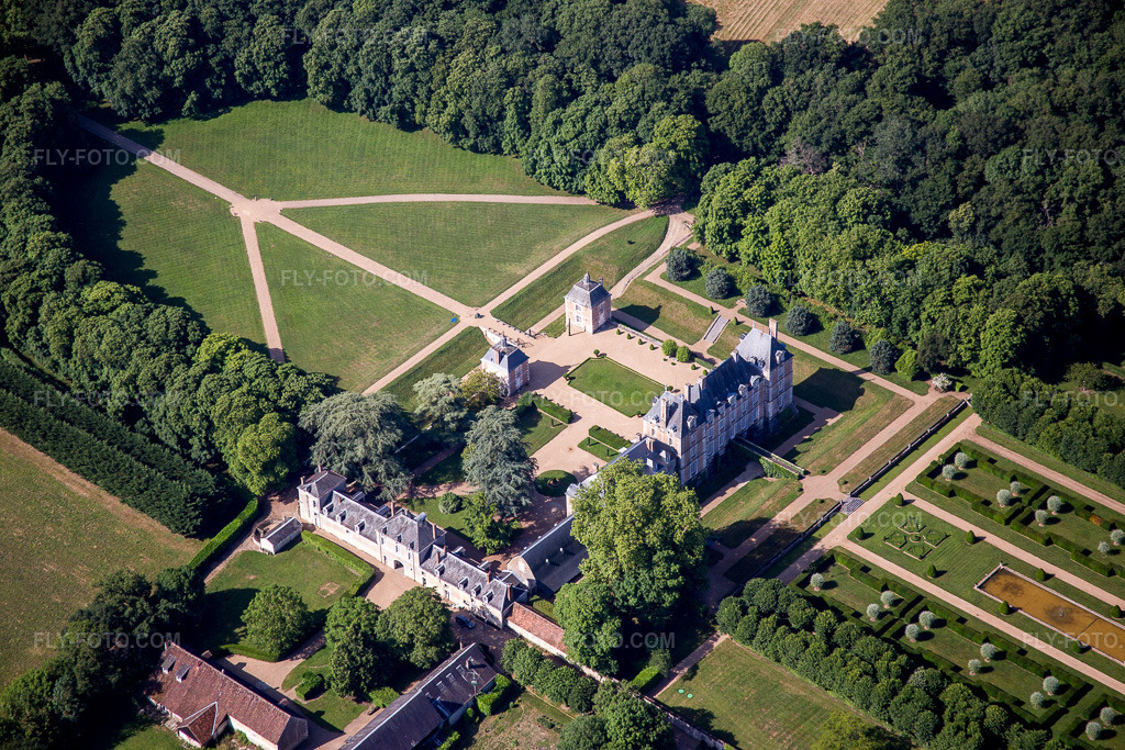 Aerial view: Park of La Basse Cour Castle in Huisseau-en-Beauce in the state Loir et Cher, France. – Photo: IMG_081187.jpg taken on 06/19/2015 by Werner Riehm/FLY-FOTO.com – Resolution of the original: 5472 x 3648 px