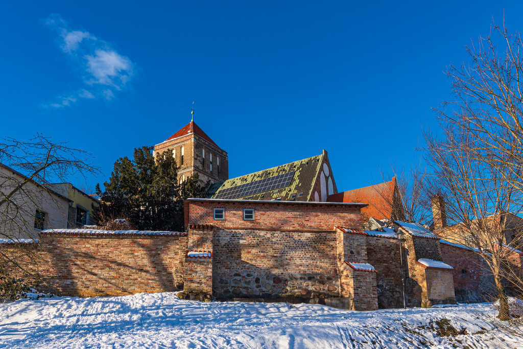 Blick auf die Stadtmauer und Nikolaikirche im Winter in der Hansestadt Rostock | Blick auf die Stadtmauer und Nikolaikirche im Winter in der Hansestadt Rostock.