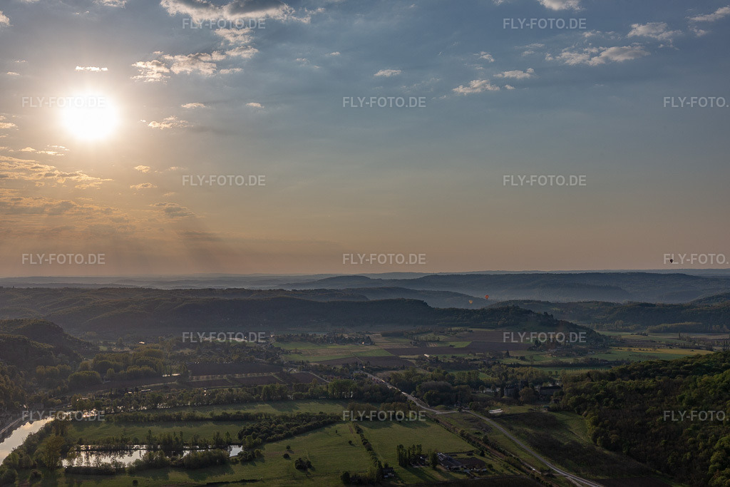 Luftbild: Ortsansicht in Saint-Vincent-de-Cosse im Bundesland Dordogne in Frankreich. Foto: IMG_113708.jpg vom 20.04.2019 durch Werner Riehm/FLY-FOTO.de