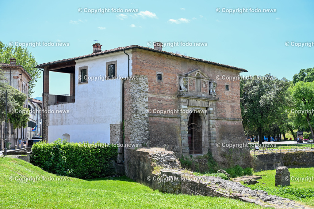 Italien_ Toscana_ Lucca_ 29.05.2024-2 | 29.05.2024, Italien, ITA, Toskana, Lucca im Bild Stadtansichten, Gebäude, Architektur, Touristen, Historisch, Souvenier, 


Lucca ist die Hauptstadt der Provinz Lucca in der Toskana. Sie liegt im Tal des Flusses Serchio etwa 20 km nordöstlich von Pisa und 20 km östlich der toskanischen Küste
Quelle: Wikipedia

