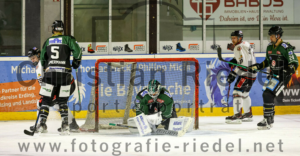 2022-09-30_119_TSV_Erding_gegen_EV_Dingolfing | Erding, Deutschland, 30.09.2022:
Eishockey, Bayernliga 2022 / 2023, Testspiel, TSV Erding gegen EV Dingolfing, Endergebnis: 3:4

Florian Zimmermann (Erding Gladiators, #5), Torwart Thomas Hingel (Erding Gladiators, #33), Daniel Schickaneder (EV Dingolfing, #10), Lukas Krämmer (Erding Gladiators, #24)

Foto: Christian Riedel / fotografie-riedel.net