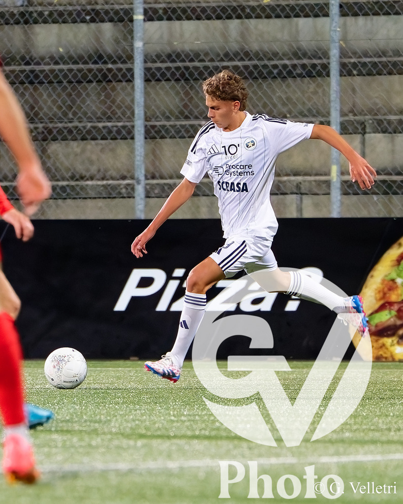 Challenge League - Etoile Carouge FC v FC Vaduz | Finley Harrington (19 Etoile Carouge FC) in action during the Challenge League game between Etoile Carouge FC and FC Vaduz at Stade de la Fontenette in Carouge, Switzerland