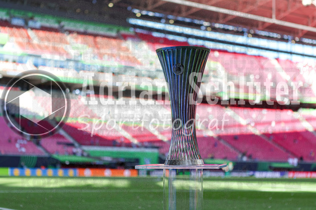 27.05.2026, EUR, Fussball, Herren, Conference League Finale, Saison 2025/2026, Crytsal Palace F.C. - Rayo Vallecano de Madrid | der Conference League Pokal
