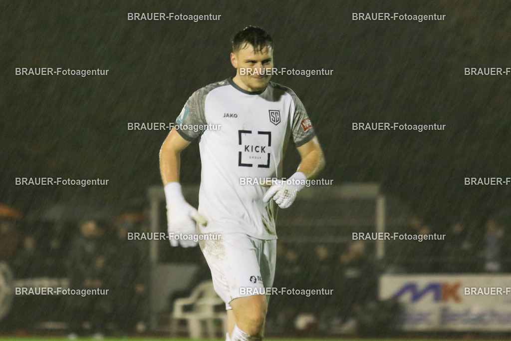 19.11.2025 SC St. Tönis - VfB Hilden | Tönisvorst, Deutschland, 20.11.2025: Simon Sell (SC St. Tönis) schaut während des Niederrheinpokal - Spiel zwischen SC St. Tönis und VfB Hilden am 20.11. 2025 im Tönisvorster YAYLA-Sportpark Jahn-Stadion in Tönisvorst, Deutschland. (Foto Ralph Görtz / Brauer-Fotoagentur)