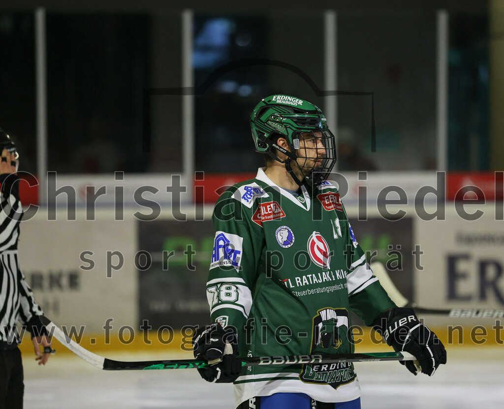 2024-01-12_071_TSV_Erding_gegen_EV_Dingolfing | Erding, Deutschland, 12.01.2024:
Eishockey, Bayernliga Vorrunde 2023 / 2024, 24. Spieltag, TSV Erding gegen EV Dingolfing, Endergebnis: 10:2

Daniel Krzizok (Erding Gladiators, #18)

Foto: Christian Riedel / fotografie-riedel.net