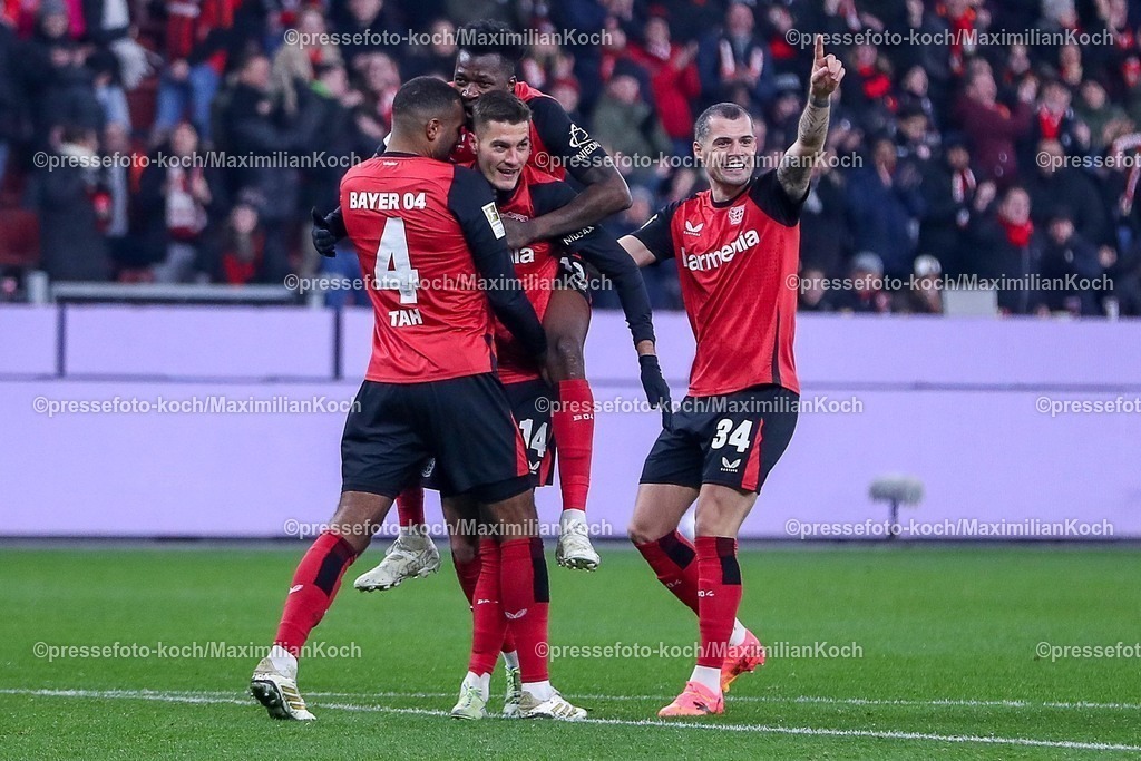 Lev02022501071 | 02.02.2025, Fußball, Bayer 04 Leverkusen - TSG 1899 Hoffenheim, 1. Fußball Bundesliga, 20. Spieltag, BayArena, Saison 2024 2025: Torjubel nach dem 3:0 durch Patrik Schick (Bayer04 Leverkusen #14) zusammen mit Jonathan Tah (Bayer04 Leverkusen #4) und Edmond Tapsoba (Bayer04 Leverkusen #12) und Granit Xhaka (Bayer04 Leverkusen #34)DFB regulations prohibit any use of photographs as image sequences and or quasi-video.