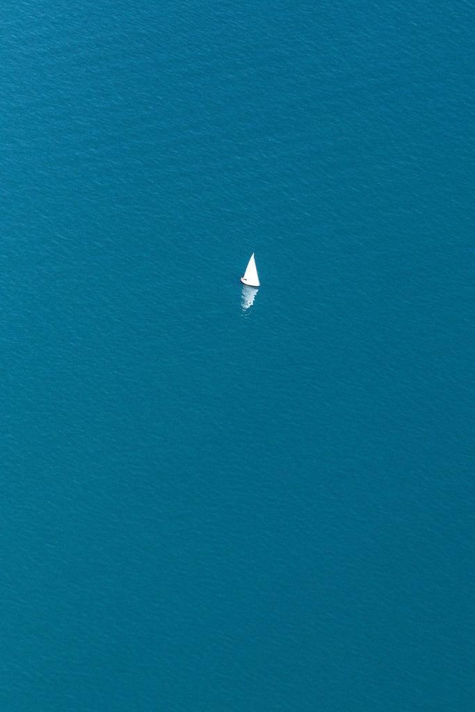 dr__0059123.jpg | LINDAU (BODENSEE) 20.08.2020 Segelschiff mit weißen Segeln in Fahrt auf dem Bodensee in Lindau (Bodensee) im Bundesland Bayern, Deutschland. // Sailboat under way on Bodensee in Lindau (Bodensee) in the state Bavaria, Germany. Foto: Daniel Reiter