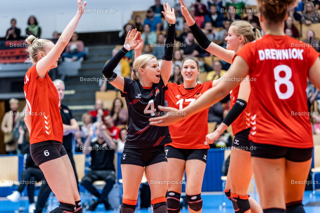 2022-00063398-Testspiel-Deutschland-Brasilien | Jubel Anna POGANY #4 (Libera) GER, 17.09.2022; Berlin Foto: Gerold Rebsch - www.beachpics.de
