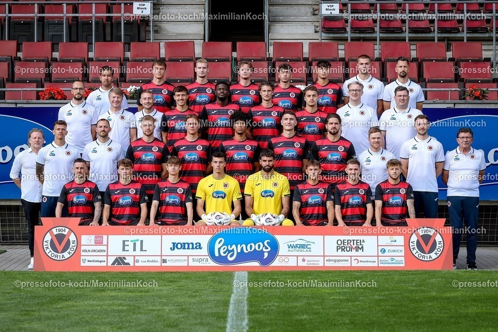 FCVK17072501114 | FC Viktoria Köln 1904; 3.Liga, Porträttermin    2025/2026, Mannschaftsfoto, 17.07.2025, hi. Reihe v.li.: Christoph Weber (Physiotherapeut) , David Otto, Meiko Sponsel, Tobias Eisenhuth, Diego Perri, Samuele Carella, Albert Czerner (Physiotherapeut) Florian Braband (Athletik-Trainer); dritte Reihe v.li.: Dr. Med. Univ. Max Wittenberg, Dr. Eduard Gorr (beide Mannschaftsarzt), Patrick Loch (Reha-Trainer), Leonhard Münst, Verthomy Boboy, Jonah Sticker, Leander Popp, Prof. Dr. Med. Marc Horlitz (Mannschaftsarzt), Halil Özcelik (Teammanager); zweit Reihe v.li.: Stephan Küsters (Sportlicher Leiter), Kevin Rauhut (Torwart-Trainer), Kristopher Fetz (Co-Trainer), Lars Dietz, Tim Kloss, Benjamin Zank, Christoph Greger, Lex-Tyger Lobinger, Marian Wilhelm (Cheftrainer), Fynn Fust (Co-Trainer Analyse), Dieter Schick (Betreuer); Maskottchen Viktor;vordere Reihe v.li.: Simon Handle, Lucas Wolf, Raphael Ott, Arne Schulz, Dudu Eduardo dos Santos Haesler, Florian Engelhardt, Marco Pledl, Robin Velasco