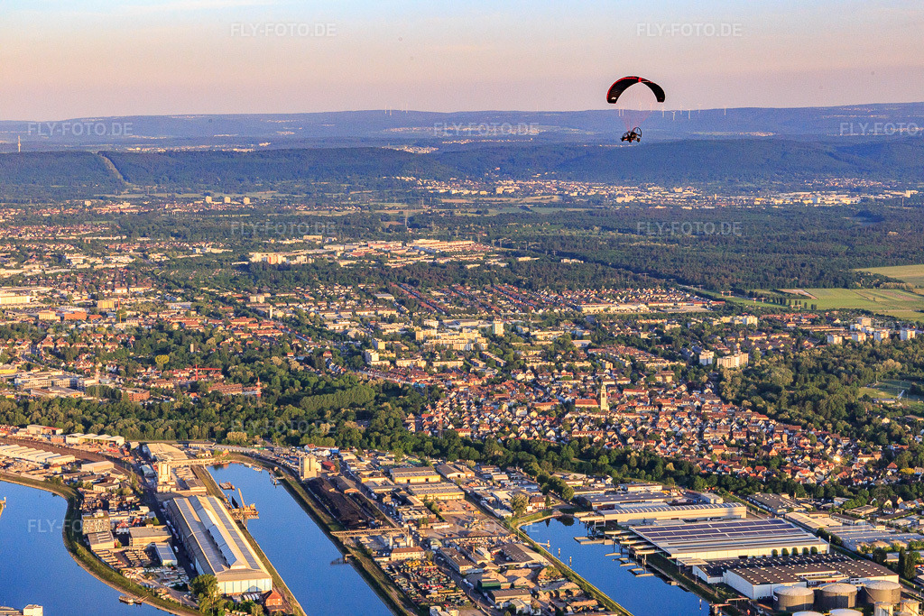 Luftbild: Rheinhäfen mit Paragleiter am Abend im Ortsteil Mühlburg in Karlsruhe im Bundesland Baden-Württemberg in Deutschland. Foto: IMG_146705.jpg vom 14.05.2025 durch Werner Riehm/FLY-FOTO.de