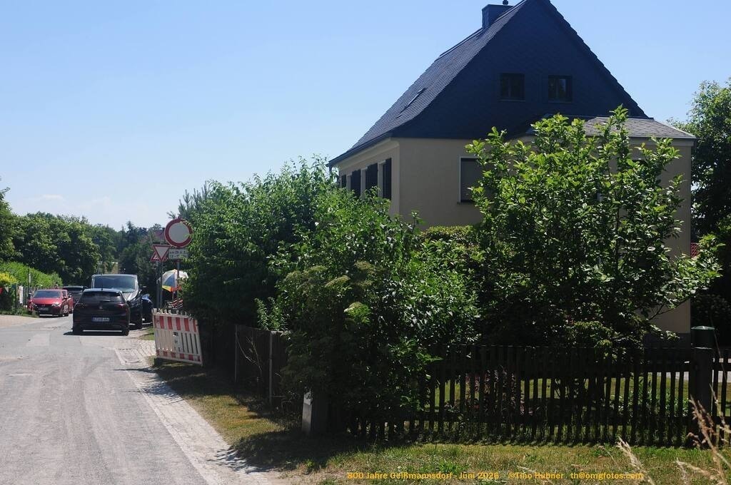 Geißmannsdorf-2026-Ortsbilder-606 | Geißmannsdorf bei Bischofswerda im Sommer 2026. Ein fotografischer Streifzug durch das Dorf Geißmannsdorf, mit Gebäuden, Straßen, Strohpuppen und geschmückten Vorgärten und Grundstücken anlässlich der 800-Jahr-Feier von Geißmannsdorf im Juni 2026 - Realisiert mit Pictrs.com