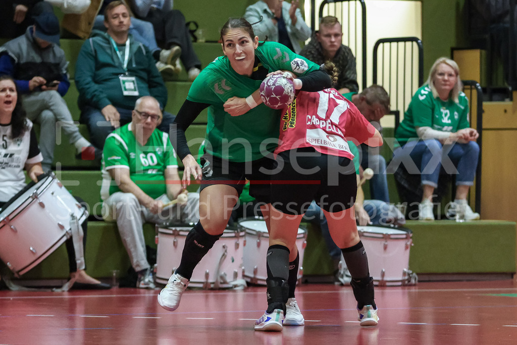 Handball, 2. Bundesliga Frauen, SV Werder Bremen - Füchse Berlin | v.li.: Anna Lena Bergmann (SV Werder Bremen, 25) und Angela Cappellaro (Füchse Berlin, 17) im Zweikampf, Duell, Spielszene, Aktion, Action