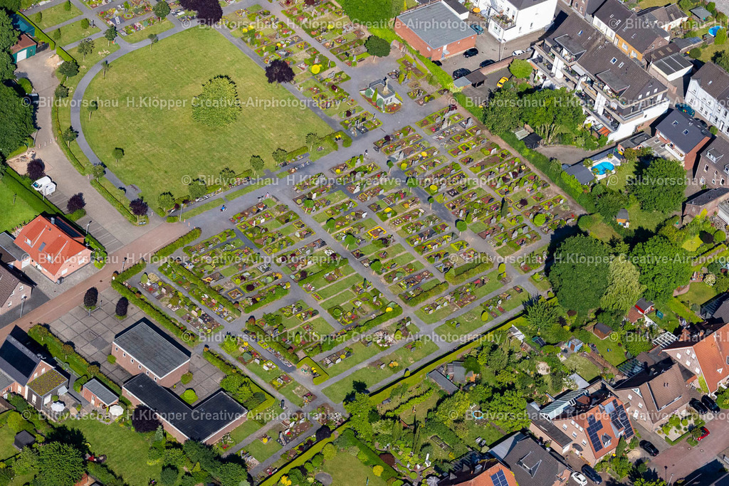 Luftbild Kerken-Aldekerk-4894 | Luftbildfotografie Grabreihen auf dem Gelände des Friedhofes in Kerken im Bundesland Nordrhein-Westfalen, Deutschland - Realisiert mit Pictrs.com