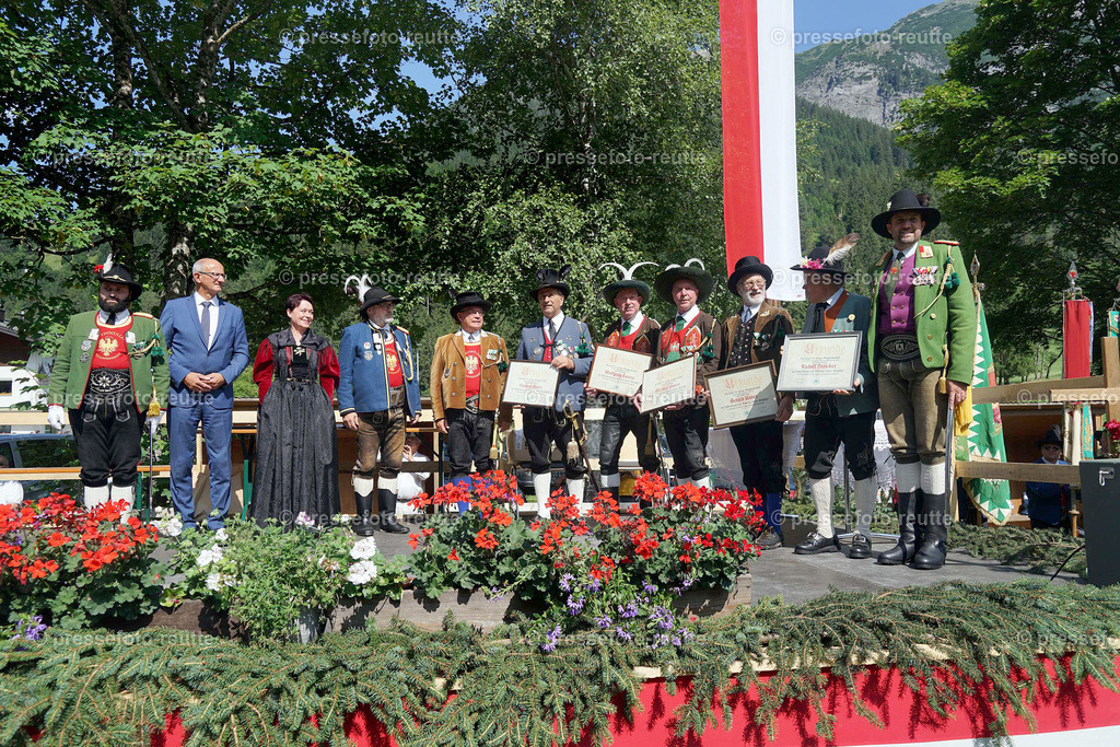 b-news-2023-Juli23-Regimentsschuetzenfest2-Steeg-EHRUNGEN-DSC07142 | Info aus dem Bezirk Reutte/Ausserfern Tirol sowie eine umfangreiche Bilddatenbank über die gesamte Region: Lechtal, Talkessel Reutte, Tannheimertal, Zwischentoren. Lech, Plansee, Zugspitze, Grenztunnel, B179, Fernpassstraße, Verkehr, Lawinen, Tradition, - Realisiert mit Pictrs.com