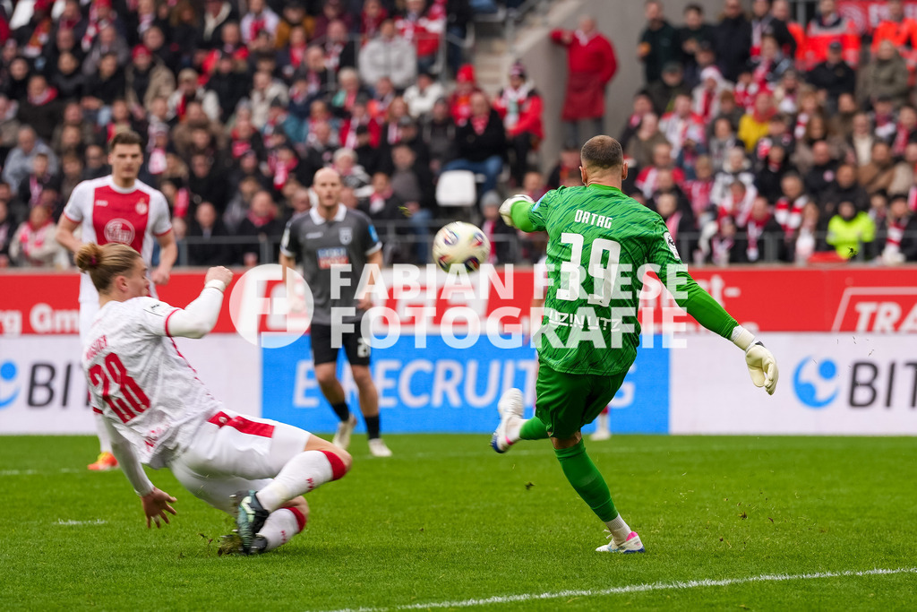 GER Rot-Weiss Essen vs. SSV Ulm, Fussball, 3. Liga, Spieltag 19, Saison 2025/2026, 20.12.2025 | GER Rot-Weiss Essen vs. SSV Ulm, Fussball, 3. Liga, Spieltag 19, Saison 2025/2026, 20.12.2025Foto: Fabian Friese - Realisiert mit Pictrs.com