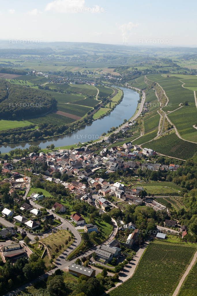 Luftbild: Ortsansicht in Wormeldange im Bundesland Gréiwemaacher in Luxemburg. Foto: IMG_33688.jpg vom 11.09.2010 durch Werner Riehm/FLY-FOTO.de