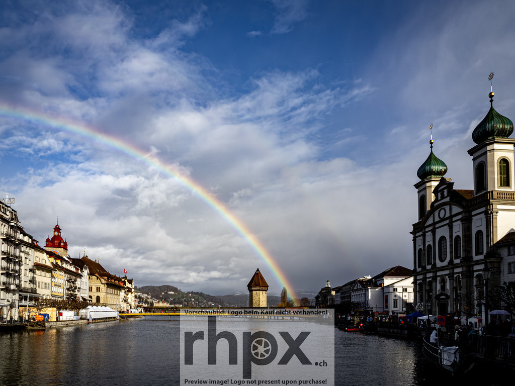 Regenbogen während Chendermonster 2026 | Stimmungsvolle Fotokunst aus Luzern. Erlebe den Pilatus, den See und die Stadt Luzern in exklusiven Aufnahmen in der Fotogalerie & Shop. - Realisiert mit Pictrs.com
