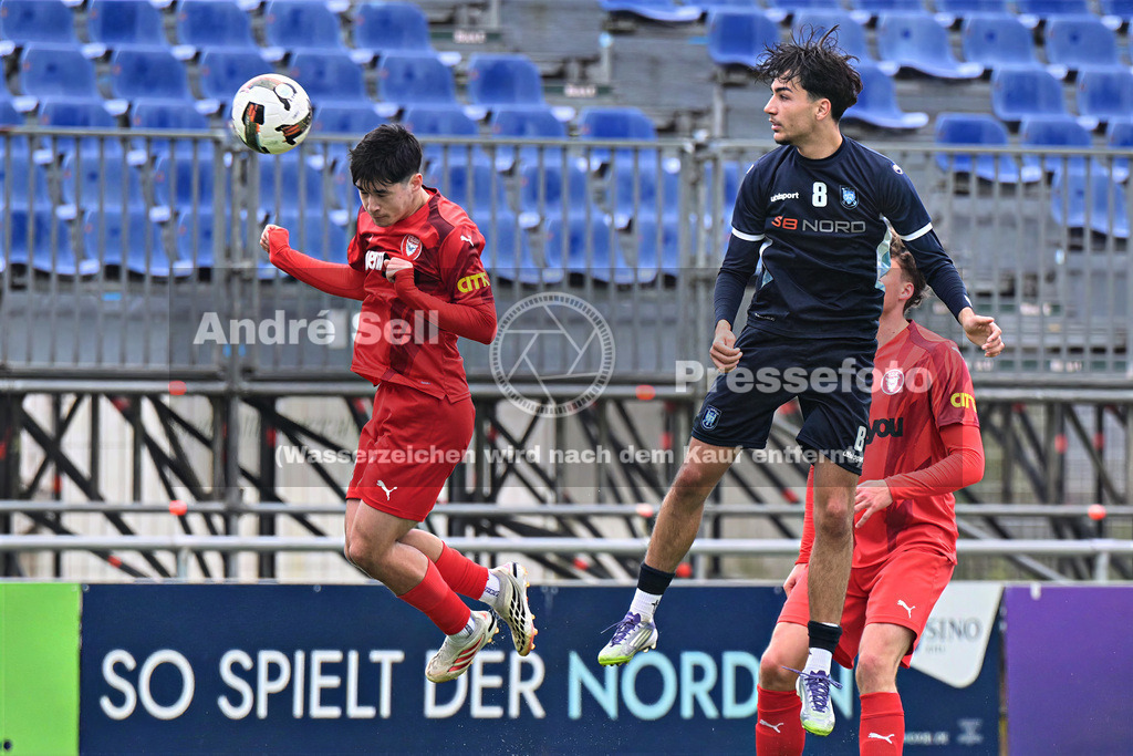 FC Kilia Kiel vs SC Rapid Lübeck | Selim Cetintürk (Kilia #33) vs Leon Bilic (Rapid #8) / Fußball-Oberliga Männer 2026/2027 / FC Kilia Kiel vs SC Rapid Lübeck / Kilia Sportplatz / Kiel / 24.10.26 - Realisiert mit Pictrs.com