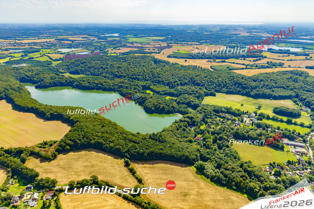 Klassische Luftaufnahme ohne Drohne zeigt:Ukleisee bei Eutin - Die Luftbildaufnahme wurde 2025 vom UL-Flugzeug heraus erstellt ( keine Drohnenaufnahme ) - Hochauflösende Luftaufnahme -Nicht vergleichbar mit Google Maps oder Satelittenbilder- Die Geschenkidee !Mit Lizenz und Bildrechte bestellbar