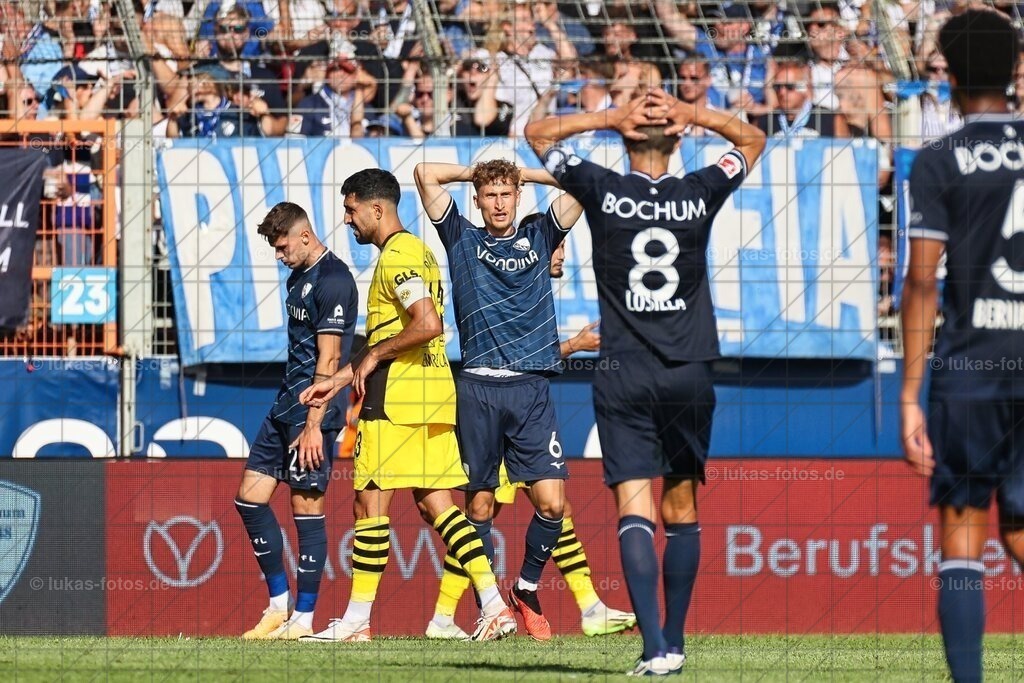 VfL Bochum - Borussia Dortmund 1:1 | Patrick Osterhage trauert einer Chance nach. Am 26. August 2023 kam der VfL Bochum in der 1. Bundesliga gegen Borussia Dortmund zu einem 1:1. - Realisiert mit Pictrs.com