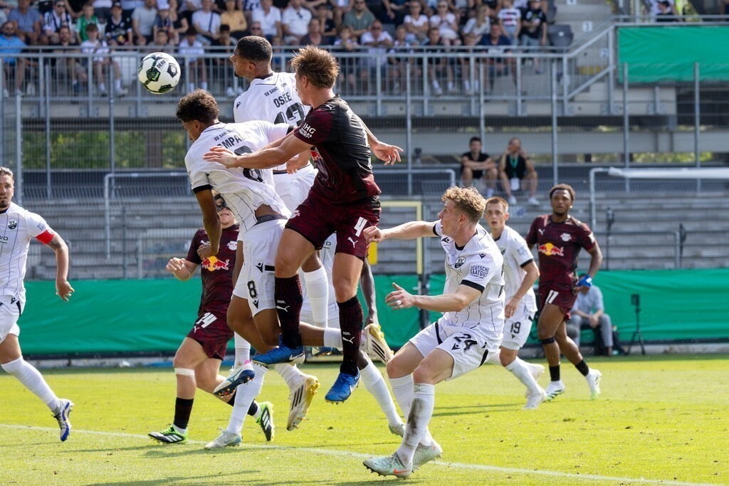 SV Sandhausen gegen RB Leipzig (DFB-Pokal, 1. Runde)***Bild: Willi Orban (4, Leipzig) trifft per Kopf zum 2:2 | SV Sandhausen gegen RB Leipzig (DFB-Pokal, 1. Runde)***Bild: Willi Orban (4, Leipzig) trifft per Kopf zum 2:2 - Realisiert mit Pictrs.com
