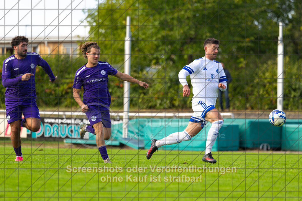20261010_155908_0675_(c)_by_PhotoPeet | #,1.FC Eislingen (weiß) vs. TSV Bernhausen (lila), Fussball, Landesliga 2 - wfv, 11. Spieltag, Saison 2026/2027, Rasenplatz, Eichbachstation, Haldenstraße, 73054 Eislingen, 10.10.2026 - 15:30 Uhr,Foto: PhotoPeet / Sport- &amp; Eventfotografie / Peter Harich