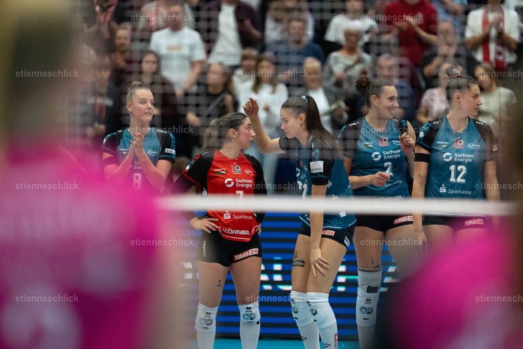 Dresdner SC - Binder Blaubären TSV Flacht, DEKRA 1. Bundesliga Frauen, Volleyball | Im Bild: Jette Kuipers (8, Dresdner SC), Katerina Georgiadis (7, Dresdner SC) und Florentine Rosemann (31, Dresdner SC), Raeven Chase (2, Dresdner SC), Mette Marleen Pfeffer (12, Dresdner SC)24.10.2026, Dresdner SC -  Binder Blaubären TSV Flacht, DEKRA 1. Bundesliga Frauen, Volleyball, Deutschland, Dresden, Cyberport Arena