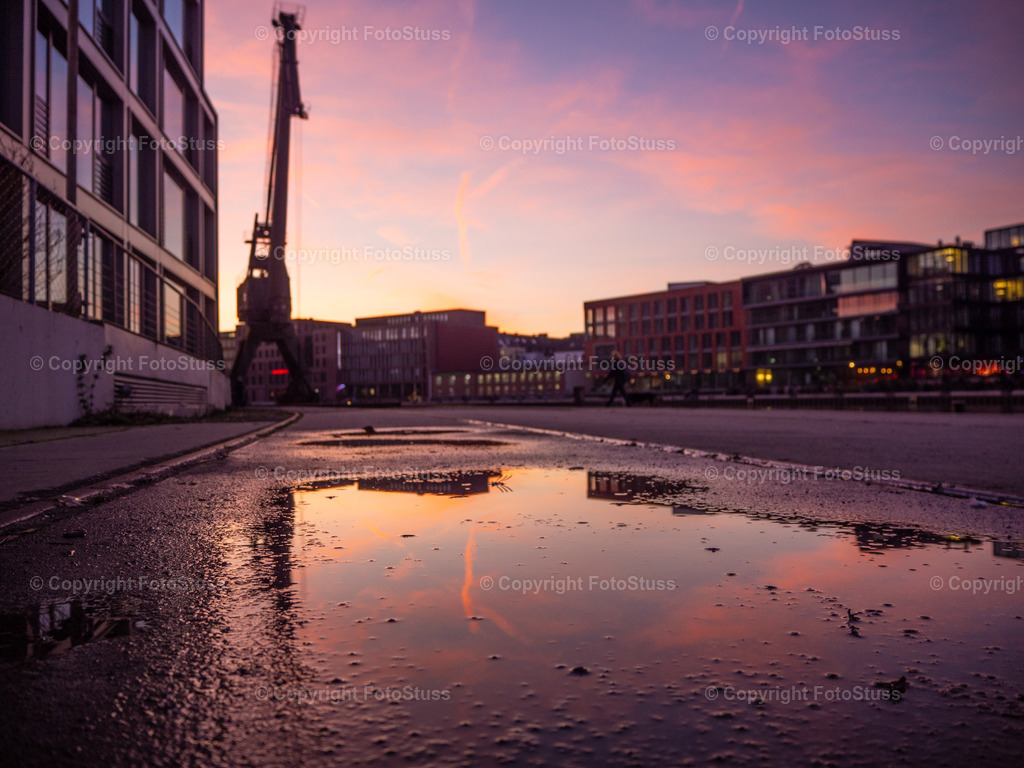 Kran am Hafen in der Stadt Münster zum Sonnenuntergang | Der Hafen in Münster ist ein beliebtes Ausflugziel mit vielen Restaurants und Bars. - Realisiert mit Pictrs.com