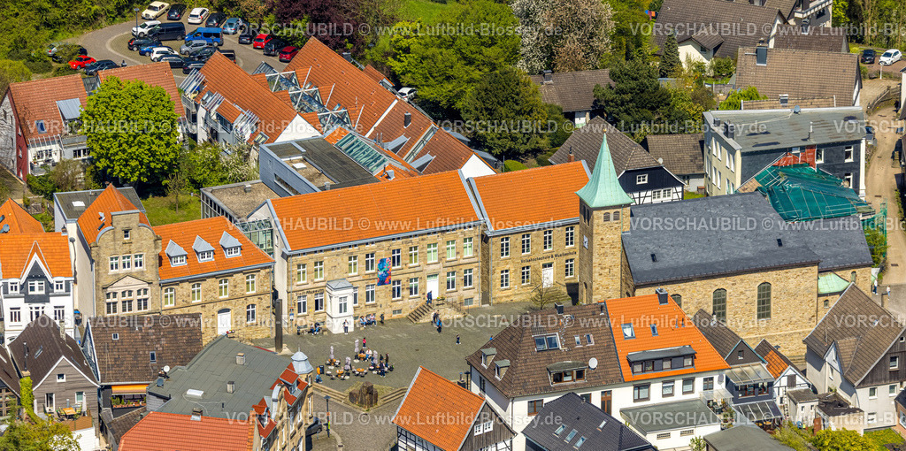 Hattingen230407021 | Luftbild, Stadtmuseum Hattingen, Marktplatz, Außengastronomie, h. Kirche St. Johannes Baptist, Blankenstein, Hattingen, Ruhrgebiet, Nordrhein-Westfalen, Deutschland