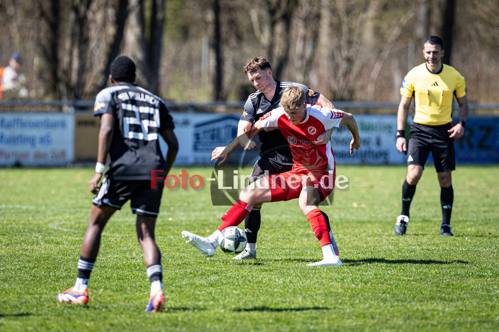 SV Raisting gegen SV Pullach | Fußball Herren Bezirksliga Oberbayern Süd 2025/26 25. Spieltag, SV Raisting gegen SV Pullach, 20260411,Zweikampf,2026-04-11 in Raisting (Raiffeisen Arena Raisting), Michael WICH (SV Pullach 6), Benedikt STECHELE (SV Raisting 23)Copyright: WolfgangxLindner www.foto-lindner.de