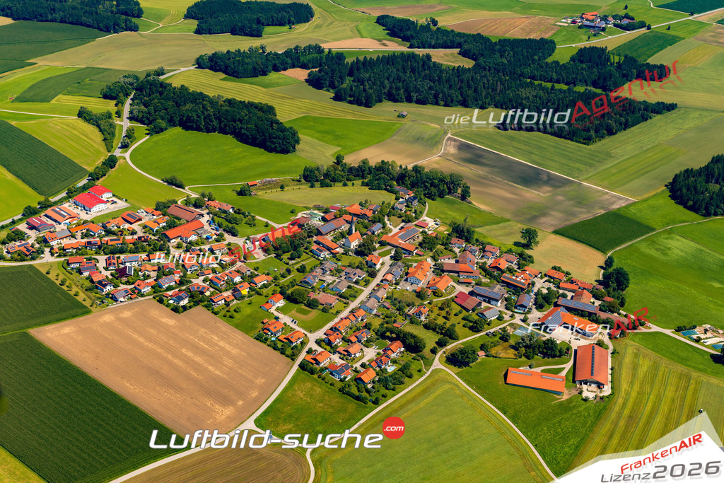 Luftaufnahme Berganger Baiern - Die Luftaufnahme wurde 2025 vom UL-Flugzeug heraus erstellt ( keine Drohne ) - Hochauflösende Luftaufnahme - für professionelle Ausdrucke geeignet. Die Geschenkidee !Mit Lizenz und Bildrechte bestellbar