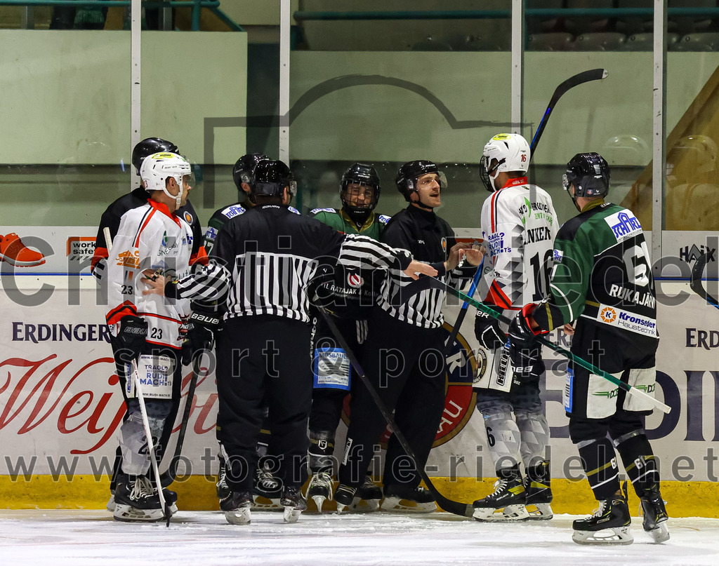 2022-11-04_032_Eishockey_TSV_Erding_gegen_TSV_Peissenberg | Erding, Deutschland, 04.11.2022:
Eishockey, Bayernliga 2022 / 2023, 10. Spieltag, TSV Erding gegen TSV Peißenberg, Endergebnis: 4:3

Dejan Vogl (TSV Peissenberg, #23), Erik Modlmayr (Erding Gladiators, #21), Christoph Frankenberg (TSV Peissenberg, #16), Roni Rukajärvi (Erding Gladiators, #61)

Foto: Christian Riedel / fotografie-riedel.net