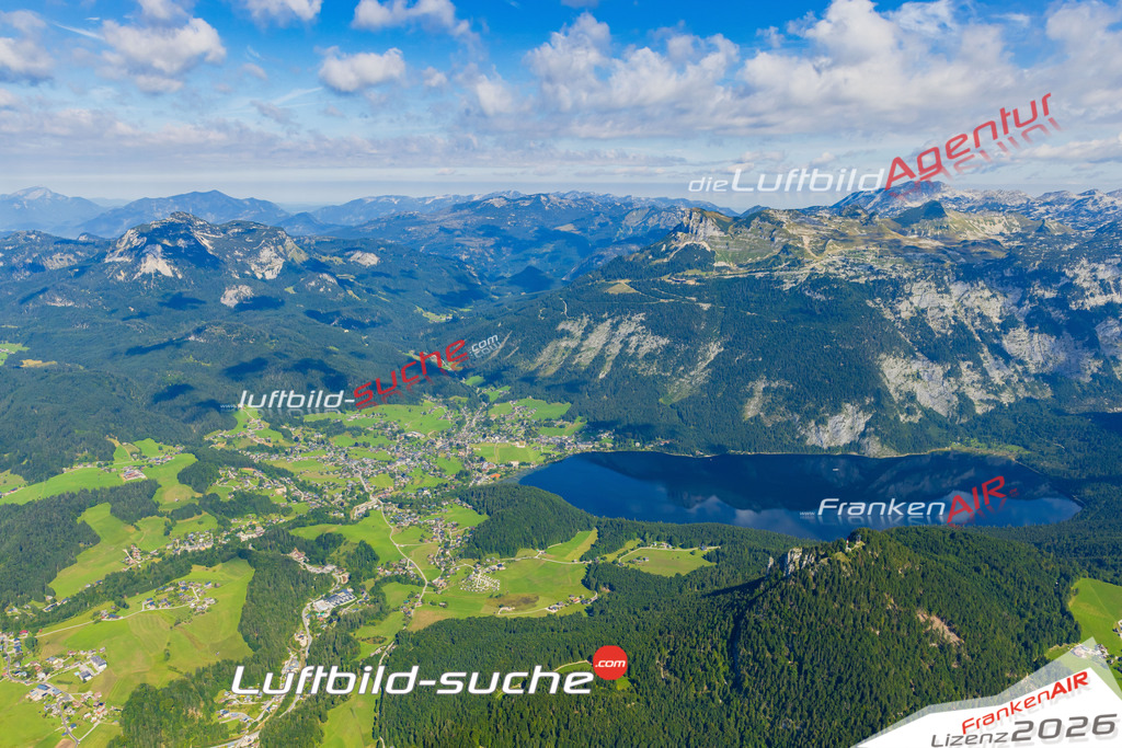 Luftaufnahme der Stadt Altaussee - Die Luftaufnahme wurde 2025 vom UL-Flugzeug heraus erstellt ( keine Drohne ) - Hochauflösende Luftaufnahme - für professionelle Ausdrucke geeignet. Die Geschenkidee !Mit Lizenz und Bildrechte bestellbar