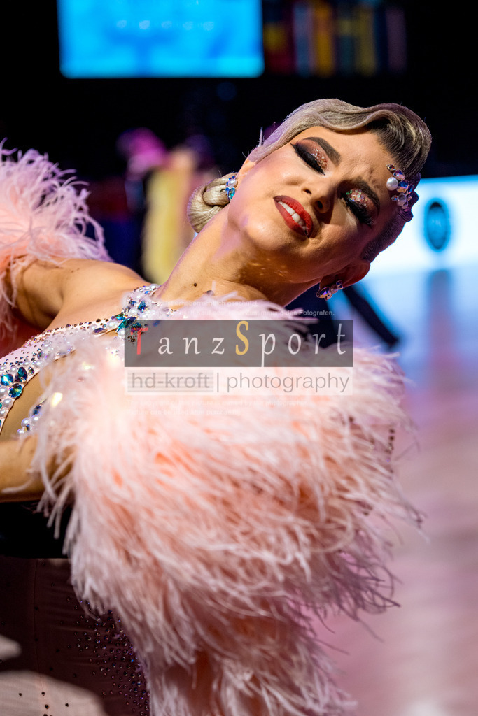 20251212_WDSF_World_Ch_Cup_RS-Std_0843-2 | Tanzsportbilder, Standardtanz, Lateintanz, WDSF, DTV, LTVB, dancecomp, goc, hessen tanzt, blaues band der spree, walzer, tango, wiener walzer, slowfox, quickstepp, samba, rumba, cha-cha-cha, paso doble. jive, hd-kroft photography, turniertanzsport