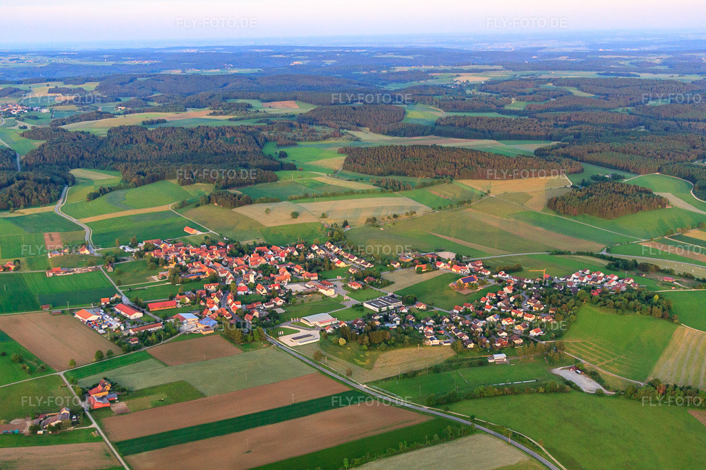 Luftbild: Ortsansicht von Westen im Ortsteil Bernloch in Hohenstein im Bundesland Baden-Württemberg in Deutschland. Foto: IMG_67030.jpg vom 07.06.2014 durch Werner Riehm/FLY-FOTO.de – Auflösung des Originals: 4752 x 3168 px