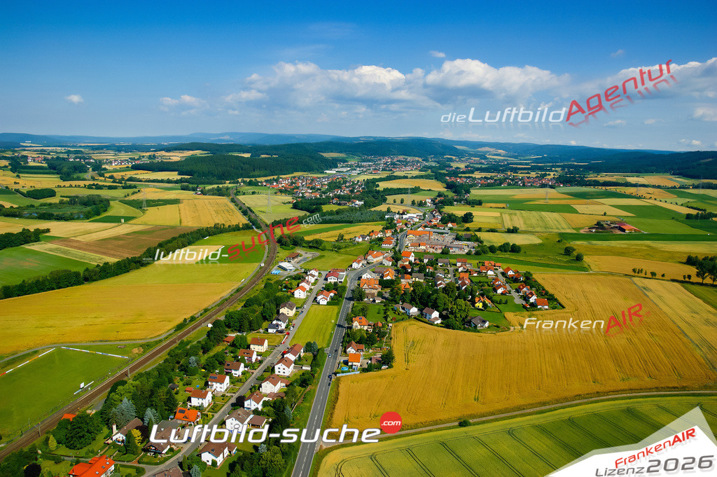 Die Luftaufnahme Gundelsdorf - Kronach wurde vom UL-Flugzeug (keine Drohne) aus fotografiert.Hohe Druck- Auflösung-die Geschenkidee!
